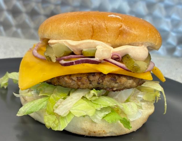 Cheese Burger - Salat, 2 skiver ost, rødløg, hakket pickels og hjemmelavet burgerdressing
