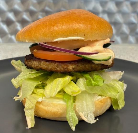 Classic Burger - Salat, tomat, agurk, rødløg og hjemmelavet burgerdressing