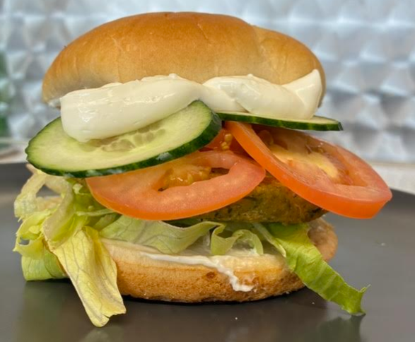 Falafel Burger - Salat, tomat, rødløg og hjemmelavet hvidløgsmayo