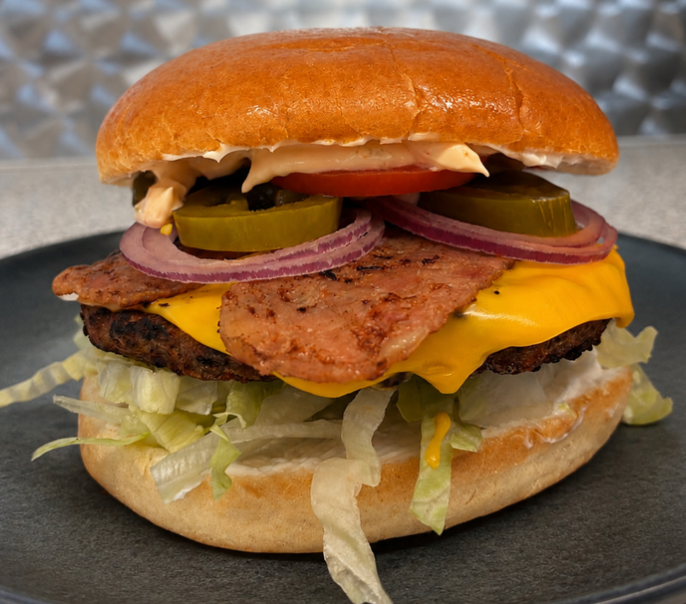 Spicy Cheeseburger - Salat, 2 skiver ost, 2 skiver kalkunbacon, rødløg, jalapenos og hjemmelavet jalapenosmayo.