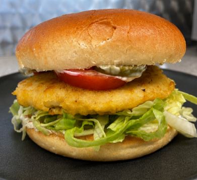 Spicy Chickenburger - Salat, tomater, jalapenos og hjemmelavet jalapenosmayo.